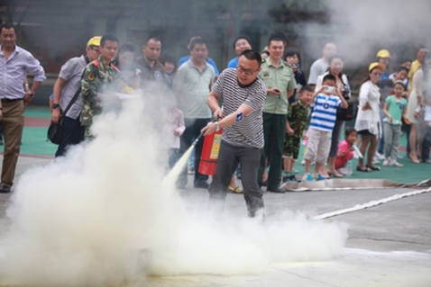 “六一”安全課堂：孩子，登云梯、接水帶、滅火盆你都會(huì)么？ ——利寶保險(xiǎn)在渝開(kāi)展家庭安全體驗(yàn)活動(dòng)