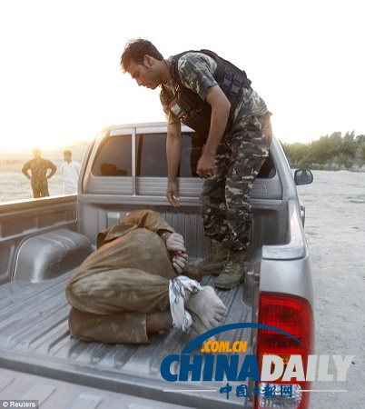 現(xiàn)實(shí)版拆彈部隊：阿富汗士兵徒手拆人肉炸彈(圖)