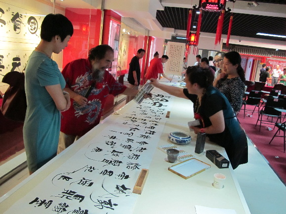 200多藝術(shù)家齊聚北京追憶領袖情展望中國夢