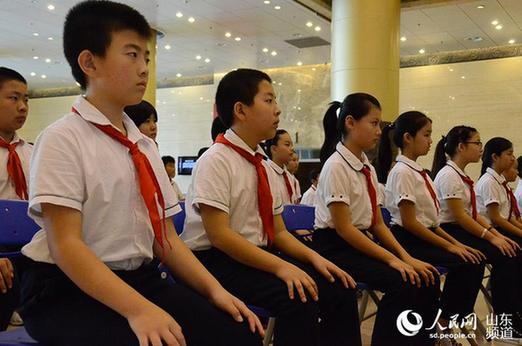 人民網在濟南舉行抗戰記憶視頻作品集贈送儀式