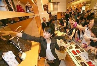 國內攢錢國外花成時尚 國人奢侈品消費76%在境外