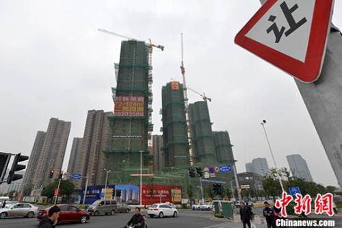 資料圖：商品房在建中。 <a target=&apos;_blank&apos; href=&apos;http://www.chinanews.com/&apos; _fcksavedurl=&apos;http://www.chinanews.com/&apos;></table><p align=