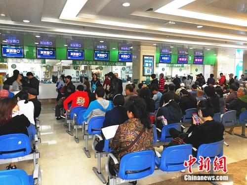 資料圖：北醫(yī)三院的發(fā)藥窗口。<a target=&apos;_blank&apos; href=&apos;http://www.chinanews.com/&apos; _fcksavedurl=&apos;http://www.chinanews.com/&apos; ></table><p align=