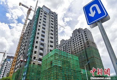 海南省出臺全省范圍限購政策已逾兩個月，隨著調控政策監管不斷趨嚴，該省年初商品房銷售異常火爆的勢頭趨緩，市場開始降溫。據海南省統計局發布的1-5月房地產運行情況，該省住宅投資增速比上月回落5.2個百分點；新開工房屋施工面積增速比上月回落59.3個百分點；房屋銷售面積增速比上月回落15.5個百分點；房屋銷售額增速比上月回落21.7個百分點。 <a target=&apos;_blank&apos; href=&apos;http://www.chinanews.com/&apos; _fcksavedurl=&apos;http://www.chinanews.com/&apos;></table><p align=