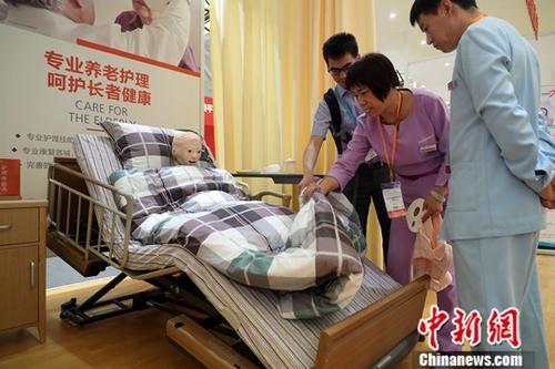 資料圖：養(yǎng)老輔具及康復(fù)醫(yī)療。<a target=&apos;_blank&apos; href=&apos;http://www.chinanews.com/&apos; _fcksavedurl=&apos;http://www.chinanews.com/&apos;></table><p align=