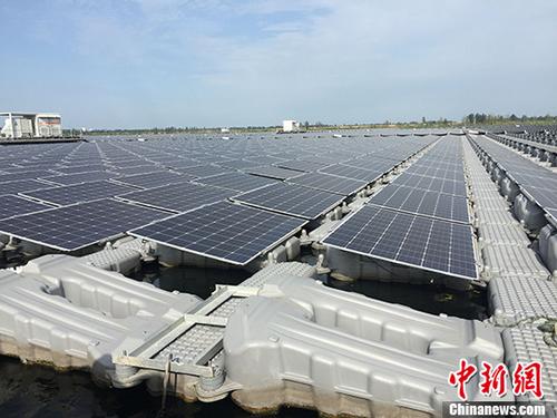 安徽省淮南市潘集區劉龍采煤沉陷區，已被水侵占，成一片6000多畝的水面。就在這片水面上興建的目前全球最大的水上漂浮光伏電站近日廣受外界關注。圖為水上漂浮光伏電站。 <a target='_blank'  _fcksavedurl='http://www.chinanews.com/'></table><p align=