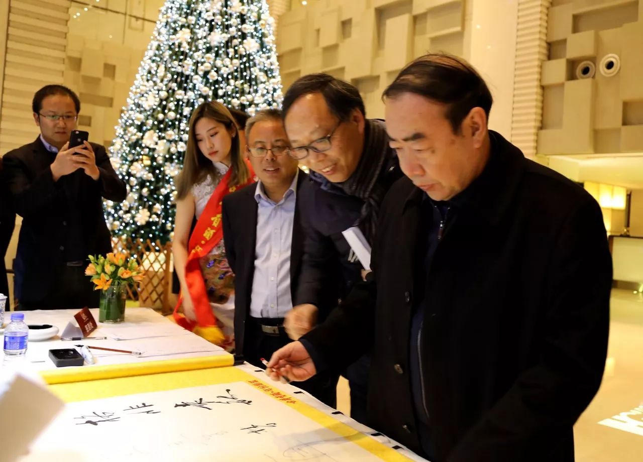 文學家園：大咖舉杯古井貢，共慶《收獲》60年！