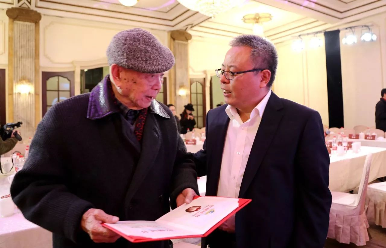 文學家園：大咖舉杯古井貢，共慶《收獲》60年！