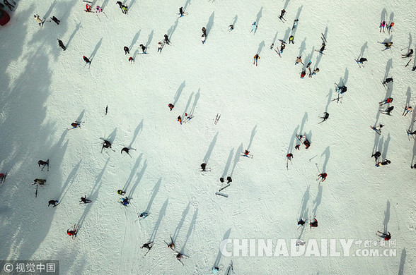 中國冰雪產(chǎn)業(yè)發(fā)展駛?cè)肟燔嚨?2025年總規(guī)模將達1萬億元