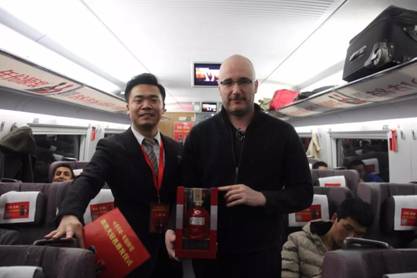 【高鐵上的最美年味】古井貢酒年份原漿號(hào)高鐵首發(fā)，一起回家過年！