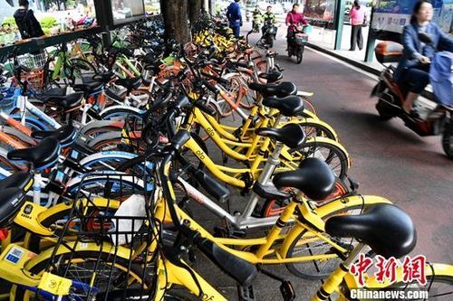 多地共享單車呈飽和狀態 有車輛無人騎落滿灰塵