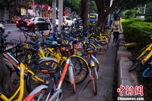 多地共享單車呈飽和狀態 有車輛無人騎落滿灰塵