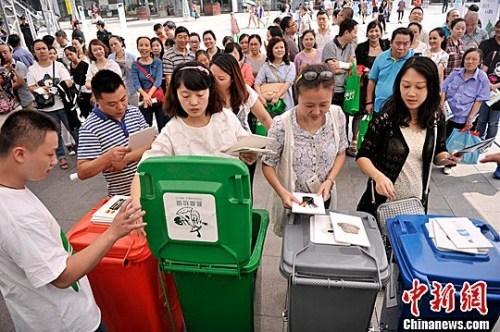 調(diào)查：生活垃圾分類(lèi)實(shí)施1年 多數(shù)人扔垃圾不分類(lèi)