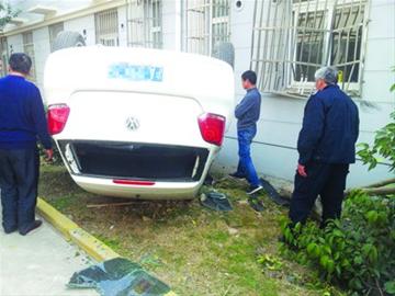 新手女司機(jī)倒車(chē)連續(xù)撞斷2棵樹(shù)后四輪朝天